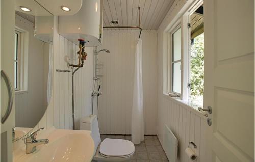 Vester SømarkenにあるNice Home In Aakirkeby With Wifiの白いバスルーム(トイレ、シンク付)