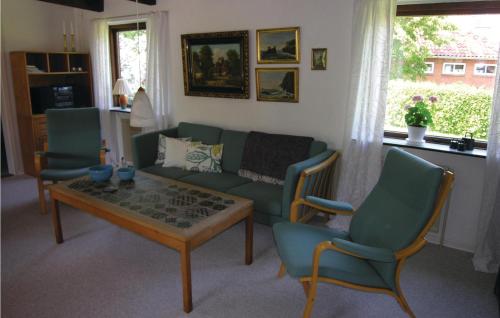 uma sala de estar com um sofá, cadeiras e uma mesa em Awesome Home In Rnne With Wifi em Rønne
