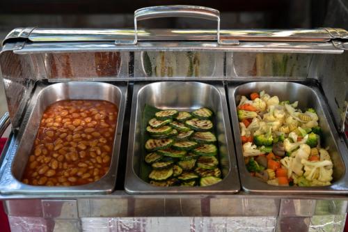 Makanan di atau berdekatan hotel