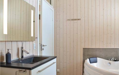 Kjøkken eller kjøkkenkrok på 3 Bedroom Lovely Home In Jgerspris