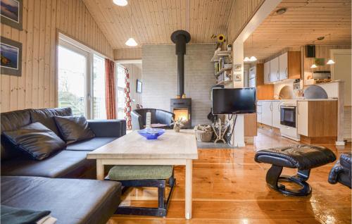 un soggiorno con un divano e un tavolo di Holiday Home Ebeltoft With Fireplace I a Ebeltoft