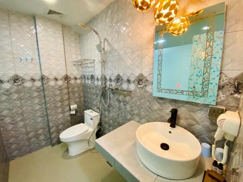 Ένα μπάνιο στο J Boutique Hotel 新张优惠