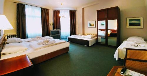 Hotel Pension Xantener Eck tesisinde bir odada yatak veya yataklar