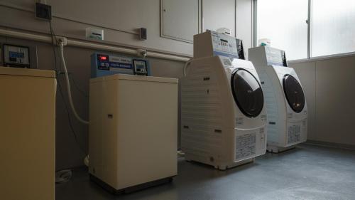 a row of washing machines in a room at Hotel Aoka Kamigoto in Shinkamigoto