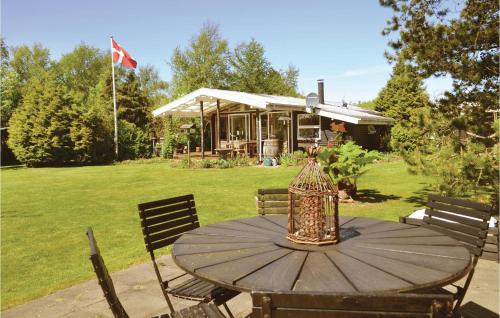 Κήπος έξω από το Two-Bedroom Holiday Home In Tarm