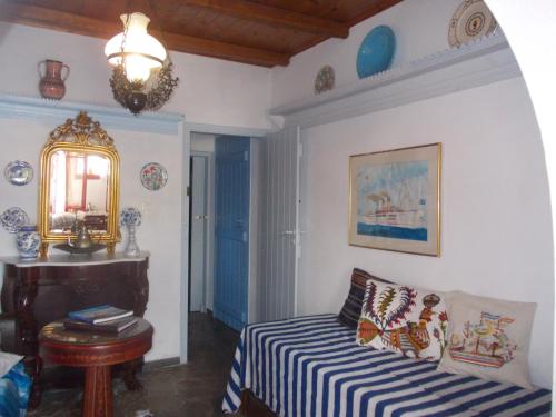 Giường trong phòng chung tại Nyfes Traditional Boutique Faltaina