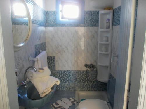 Phòng tắm tại Nyfes Traditional Boutique Faltaina