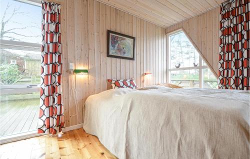 Postel nebo postele na pokoji v ubytování Cozy Home In Ebeltoft With Kitchen