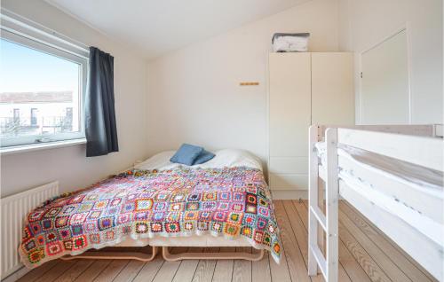 Gorgeous Apartment In Ebeltoft With Sauna 객실 침대