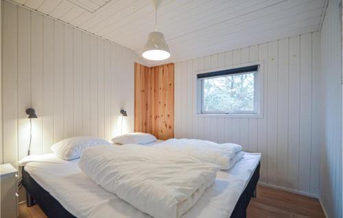 BolilmarkにあるCozy Home In Rm With Wifiの窓付きの客室で、白い大型ベッド1台が備わります。