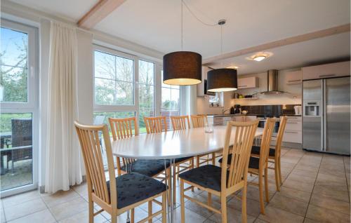 uma cozinha e sala de jantar com mesa e cadeiras em 3 Bedroom Pet Friendly Home In Rm em Bolilmark