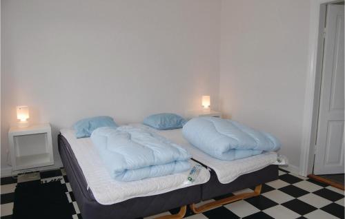 HemmetにあるDet Gamle Farveriの青い枕が付いたベッド1台が備わる客室です。