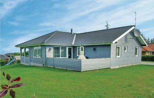 Amazing home in Glesborg with WiFi, Private swimming pool and Outdoor swimming pool picture