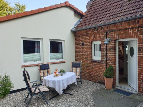 a patio with a table and chairs in front of a house at Altes Zollhaus in Fehmarn