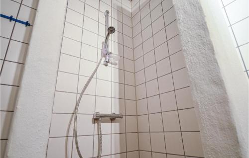 eine Dusche im Bad mit weißen Fliesen in der Unterkunft Lovely Apartment In Ebeltoft With Outdoor Swimming Pool in Ebeltoft
