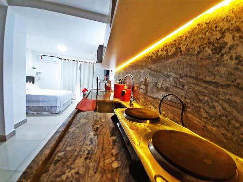 baño con lavabo amarillo en una habitación en GoldFlat, en João Pessoa
