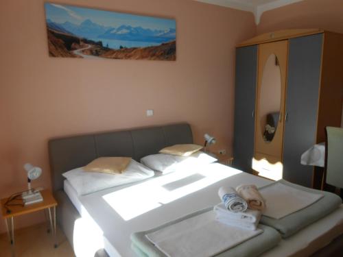 1 dormitorio con cama con lavabo y espejo en Villa Apolonija, en Zadar