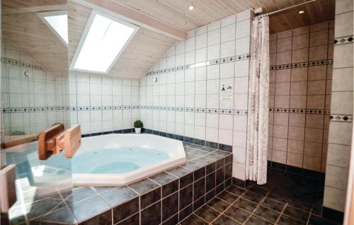 Ein Badezimmer in der Unterkunft Stunning Home In Ansager With Sauna