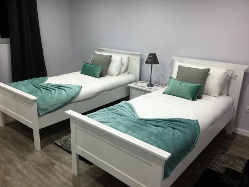 Ένα ή περισσότερα κρεβάτια σε δωμάτιο στο Cottage Quinze, Contemporary designed cottage with Swimming pool