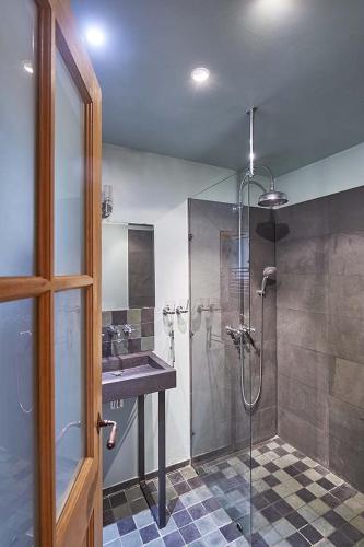 une salle de bain avec une douche en verre et un lavabo dans l'établissement Gîte La Terrasse - Manoir le Plessix Madeuc, à Corseul