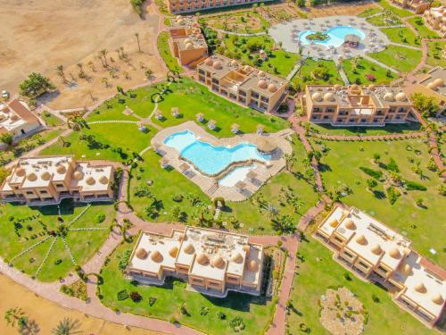 vista aerea di un resort con piscina di Wadi Lahmy Azur Resort - Soft All-Inclusive ad Abū Ghuşūn