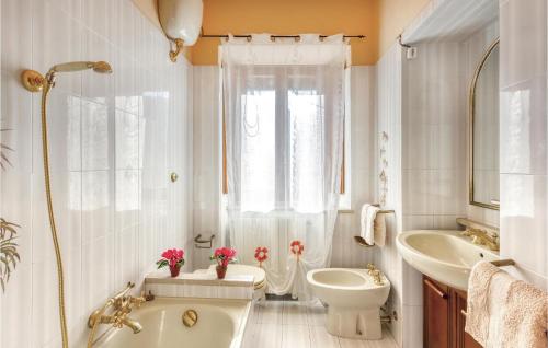 a bathroom with a tub and a toilet and a sink at Lovely Apartment In Gioviano -lu- With Kitchen in Ghivizzano
