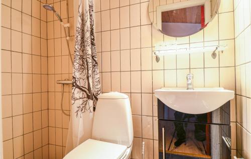 エーベルトフトにあるBeautiful Apartment In Ebeltoft With Kitchenのバスルーム(トイレ、洗面台付)