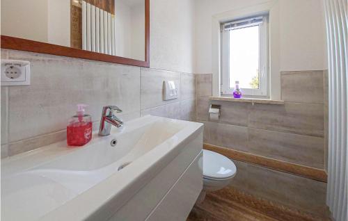 Ένα μπάνιο στο 3 Bedroom Nice Home In Steinheid