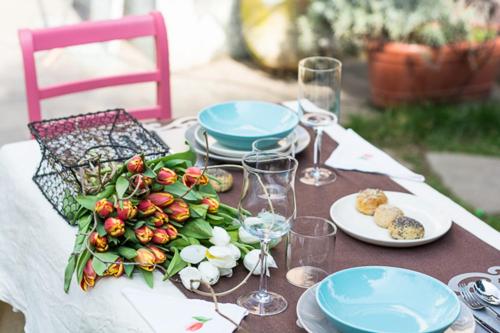 un tavolo con piatti di bicchieri da cibo e da vino di Al Giardino degli Artisti a Cairo Montenotte