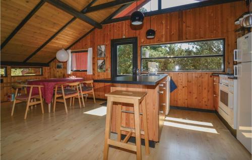 una cucina e una sala da pranzo di una baita di tronchi di Holiday Home Nybyvej a Fanø