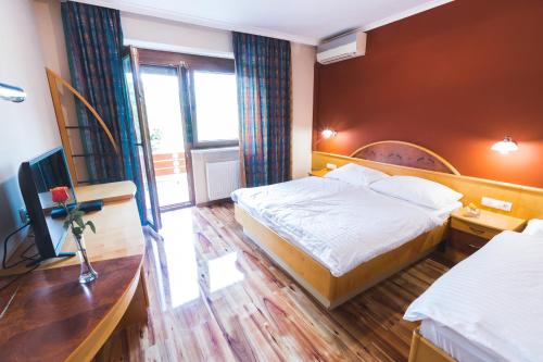HOTEL SMUK في Semič: غرفه فندقيه بسرير ونافذه
