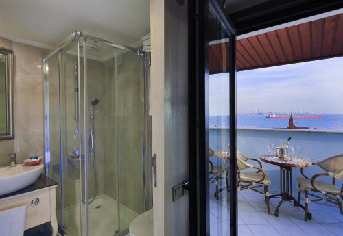 イスタンブールにあるホテル ヒストリアのバスルーム(シャワー、テーブル、椅子付)