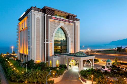 un hôtel avec un grand bâtiment la nuit dans l'établissement Crowne Plaza Antalya by IHG, à Antalya