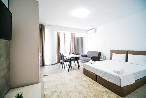 una camera d'albergo con letto e tavolo di Alezzi Beach Resort a Mamaia Nord - Năvodari