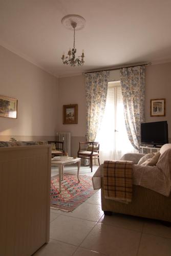 a living room with a couch and a table at Appartamento Santa Rita in Vigevano