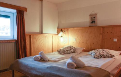 Un dormitorio con una cama con zapatillas. en Vakantiewoning 10 en Simpelveld