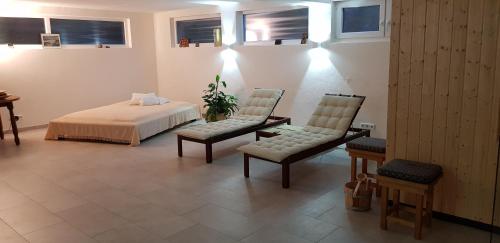 - une chambre avec un lit et deux chaises dans l'établissement Apartment Messe Köln, à Rösrath