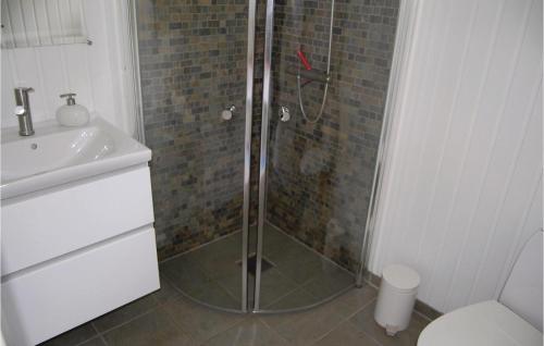 La salle de bains est pourvue d'une douche, de toilettes et d'un lavabo. dans l'établissement Cozy Home In Humble With Kitchen, à Humble