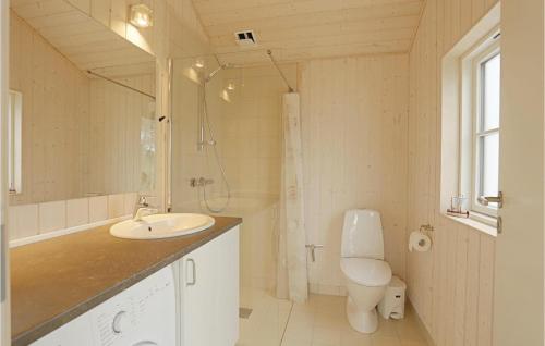SnogebækにあるHvilenのバスルーム(洗面台、トイレ、シャワー付)
