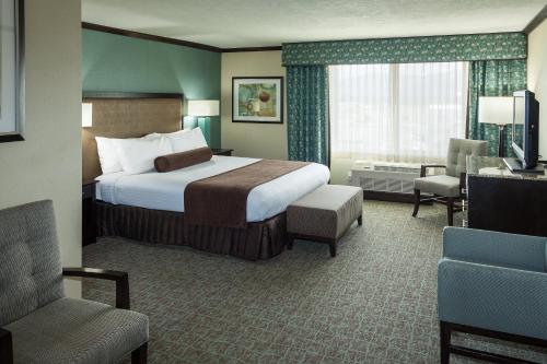 Crowne Plaza Anchorage-Midtown by IHGにあるベッド
