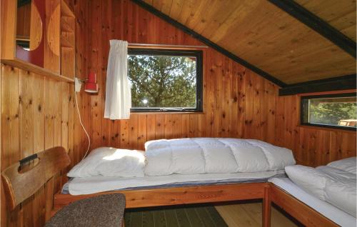 ファーンにあるCozy Home In Fan With Wifiの窓付きの木造キャビンのベッド1台分です。