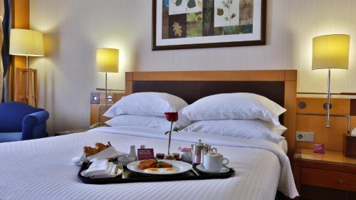 Ένα ή περισσότερα κρεβάτια σε δωμάτιο στο Crowne Plaza Hamra Beirut by IHG