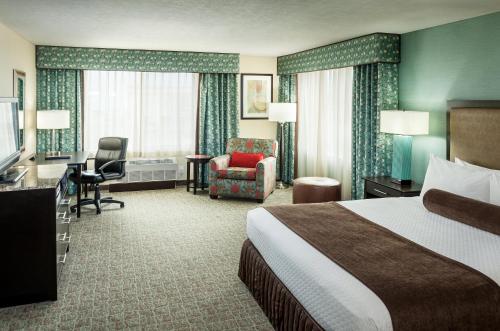 Postel nebo postele na pokoji v ubytování Crowne Plaza Anchorage-Midtown by IHG