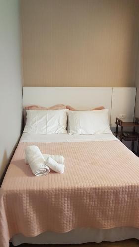 Una cama con dos toallas encima en Casa piscina próxima praia, en Florianópolis