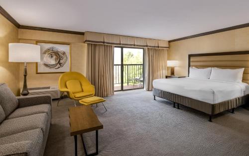 una camera d'albergo con un letto e un divano di Crowne Plaza Resort Asheville by IHG ad Asheville