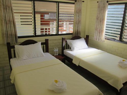 เตียงในห้องที่ Cameron Island Resort