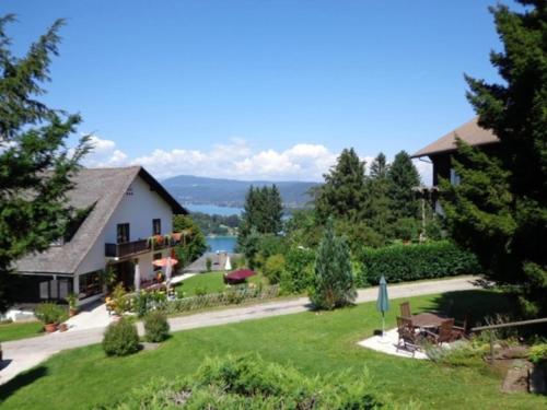 a house with a view of a yard with a house at Hotel Garni Haus am Wald in Reifnitz