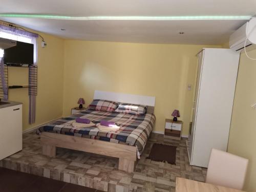 um quarto com uma cama num quarto em Apartman Andjela 2 em Vrdnik
