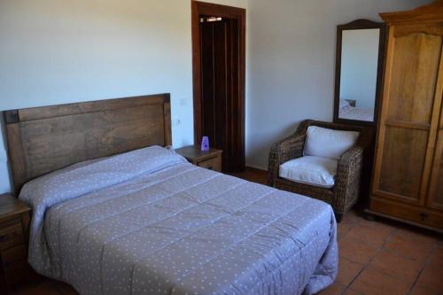 une chambre avec un lit, une chaise et un miroir dans l'établissement Villa Garcia - Old Reformed Cortijo, à Sorbas