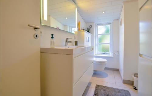 Bilik mandi di Beautiful Home In Ebeltoft With Kitchen
